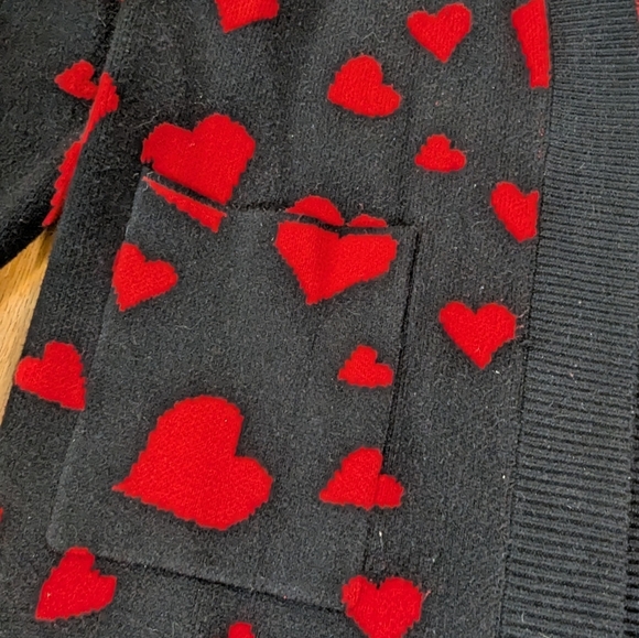 Magnolia Place Plus Size Heart Cardigan 🖤❤️ One Size Cozy Statement Sweater - Picture 2 of 8